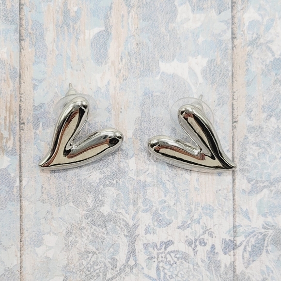 Silver heart shape‎ small stud earrings - Picture 1 of 4